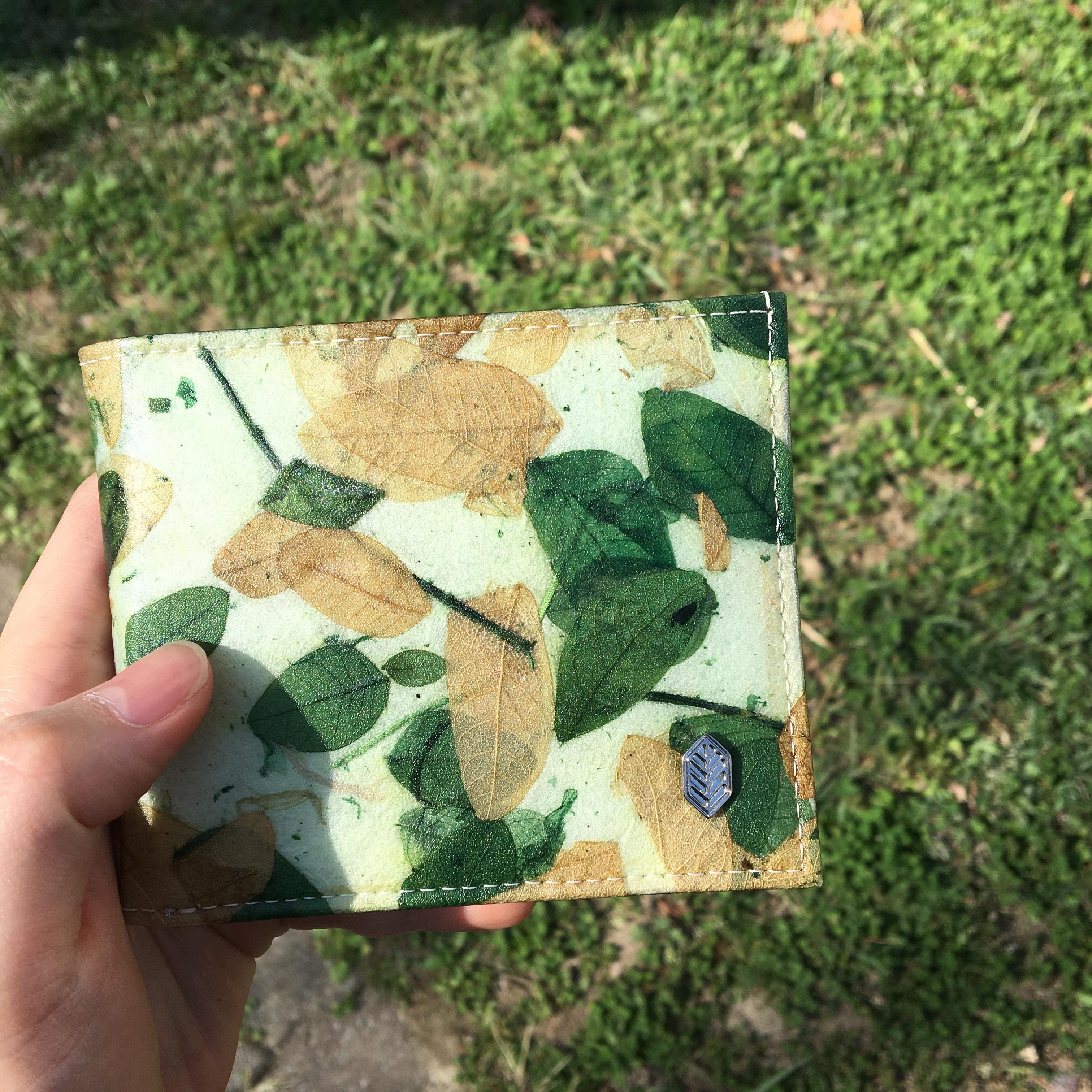 카모-반지갑-사진-갈색과-초록색-잎사귀-모양이-겹겹이-그대로-비치는-반지갑