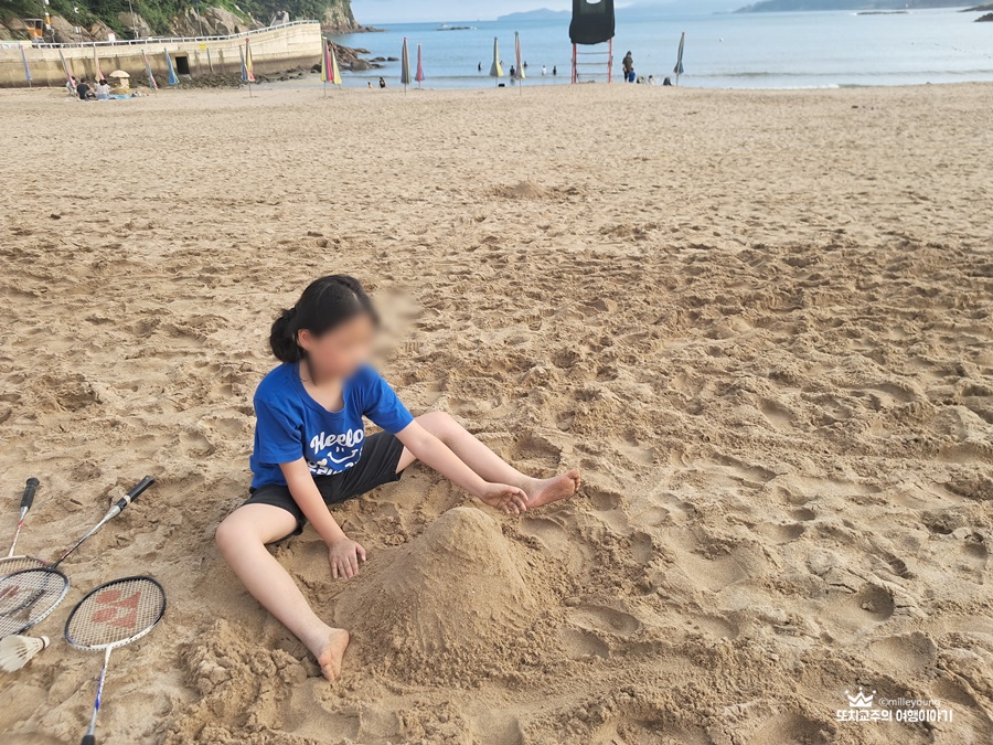 모래성을 쌓으며 놀고 있는 아이