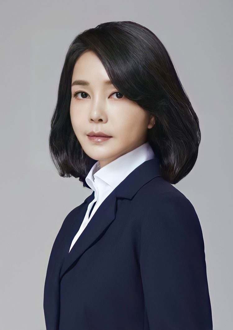  기사 삭제되는 이유는 뭘까? 김종인, 김건희 팬카페 '건사랑' 가입 이유 김종인 아내 김건희 옷 기사인 줄 알고 눌렀는데 실수로 공유 팬카페 가입한 줄도 몰랐다 남편과 상관없는 일