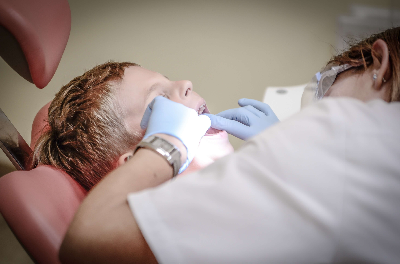 치과치료를 받고 있는 학생