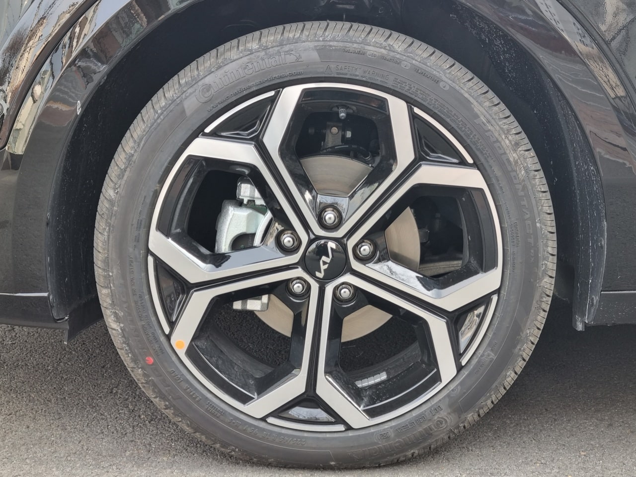 신형 니로 시그니처에는 18인치 휠 타이어가 신겨져 있었습니다. 타이어는 콘티넨탈의 프로콘택트 RX&#44; 규격은 225/45 R18입니다.