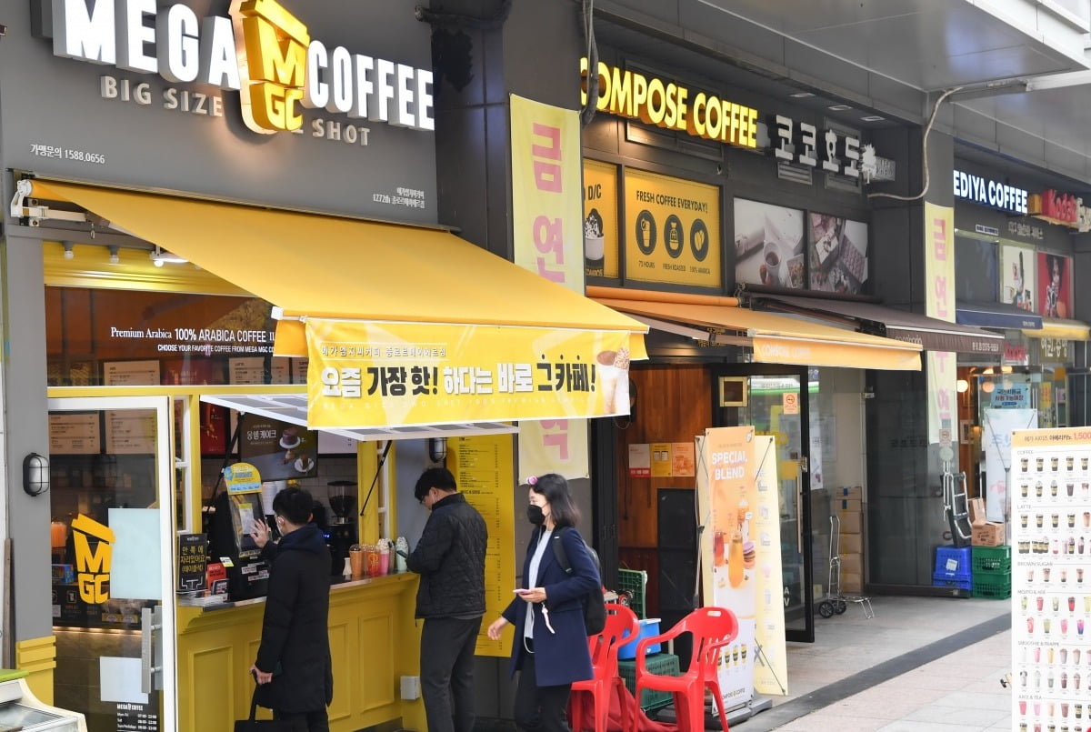 원두 가격 급등에 따라 주요 커피숍들이 가격 인상에 나설 가능성도 제기된다.