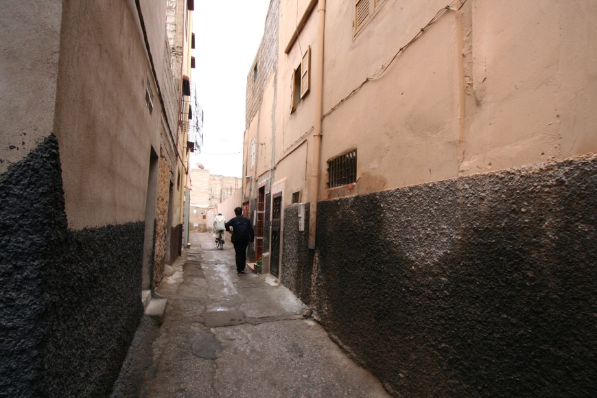 모로코-티즈니트-골목길