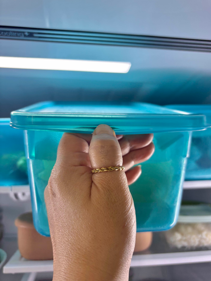 미라네주방 항균 플라스틱 밀폐용기 미라클통을 냉장고에서 꺼내는 모습.Taking out the Miracle container by Mirane Kitchen, an antibacterial plastic food storage box, from the refrigerator.