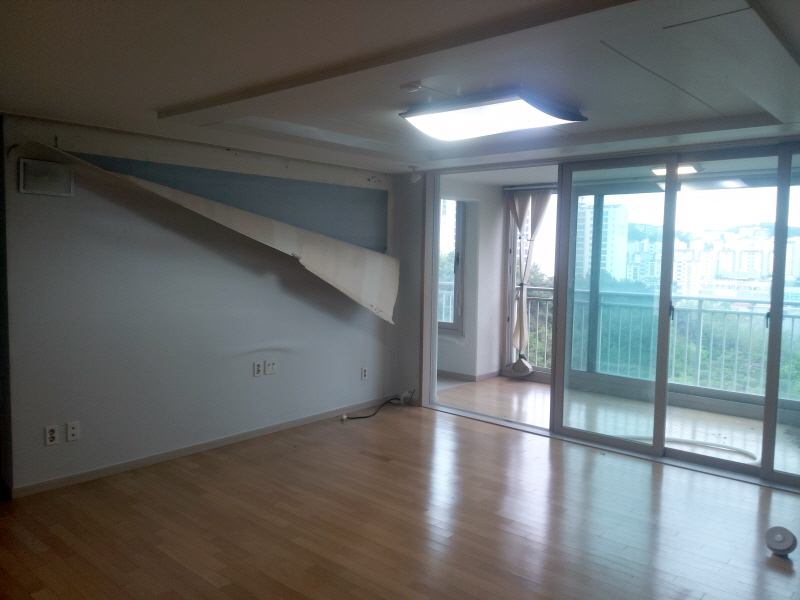 거실 벽면에 매입 박스를 시공한 무몰딩 인테리어 용인시 아파트 거실 리모델링 - 16