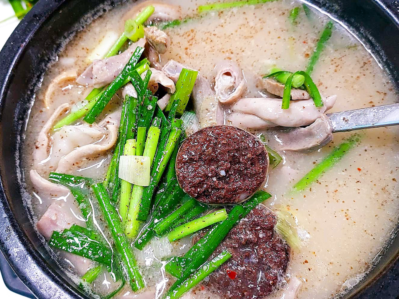 부안 할매순대국 국밥을 숟가락으로 먹는 사진