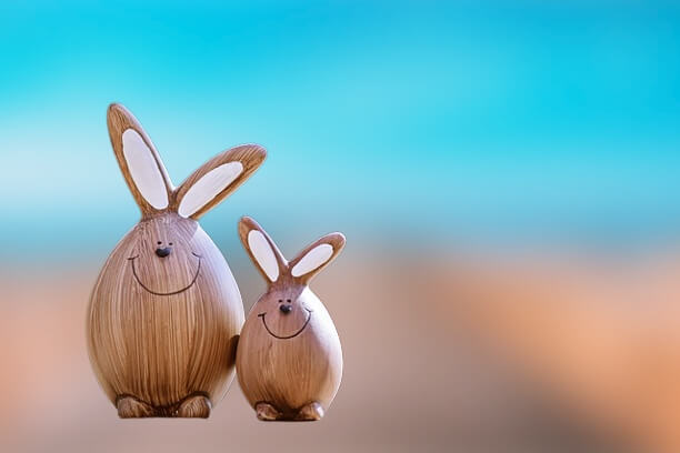 토끼 모양의 나무인형 2개가 나란히 있는 모양