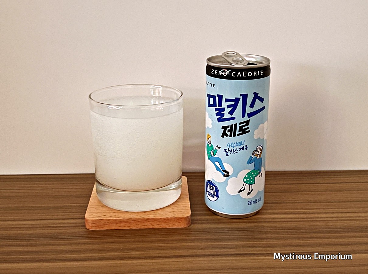 밀키스 제로 Milkis zero 캔과 내용물을 한잔 따라 놓은 사진