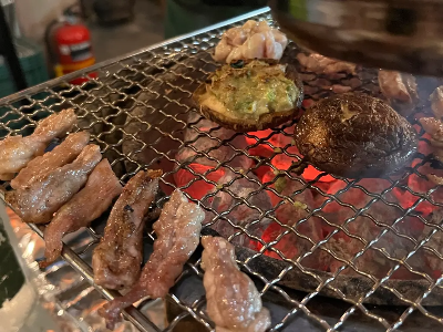 숯불에 맛있게 굽고 있는 표고버섯