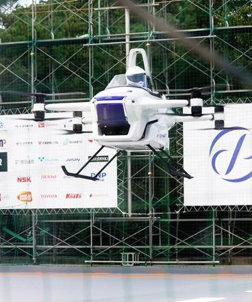 보도진에 공개된 벤처기업 &#39;스카이드라이브&#39;의 비행하는 자동차 프로토타입 &#39;SD-03&#39;의 비행 시험=2020년 8월&#44; 아이치현 도요타시