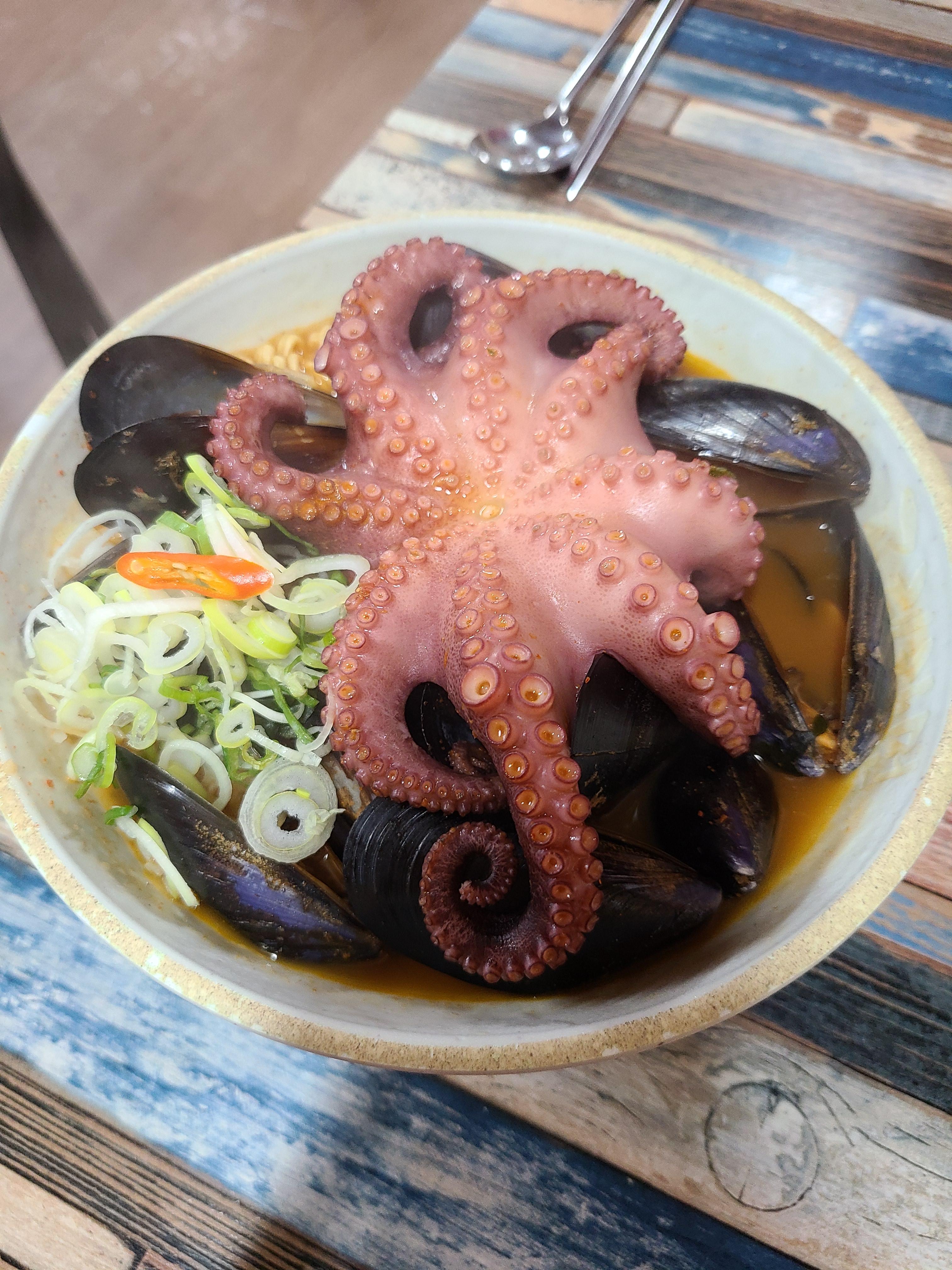  제주도 맛집 해물 맛 제대로 고래라면 강력 추천 - 가격, 위치