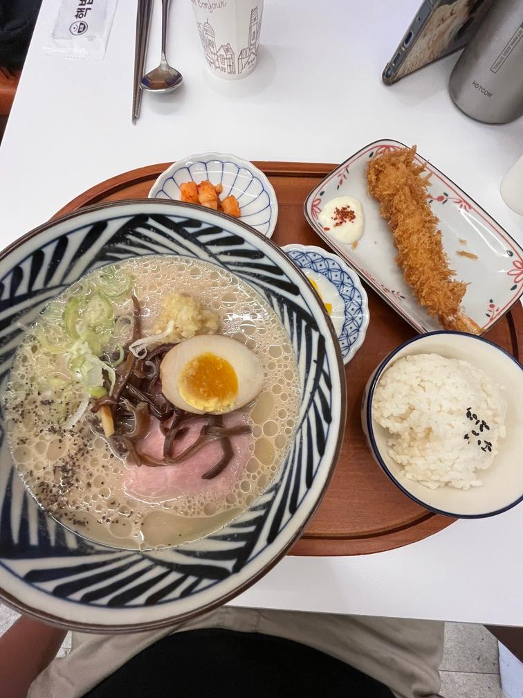 돈코츠라멘 정식입니다