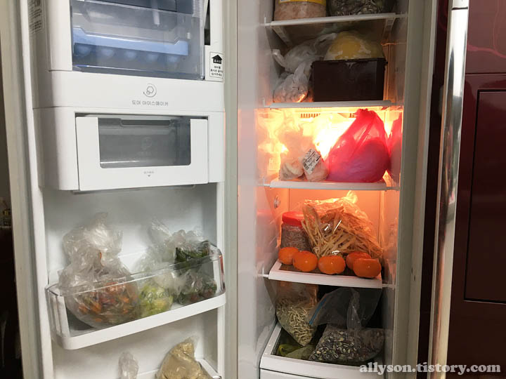 냉장고-냉동실-안에-음식이-정리된-모습