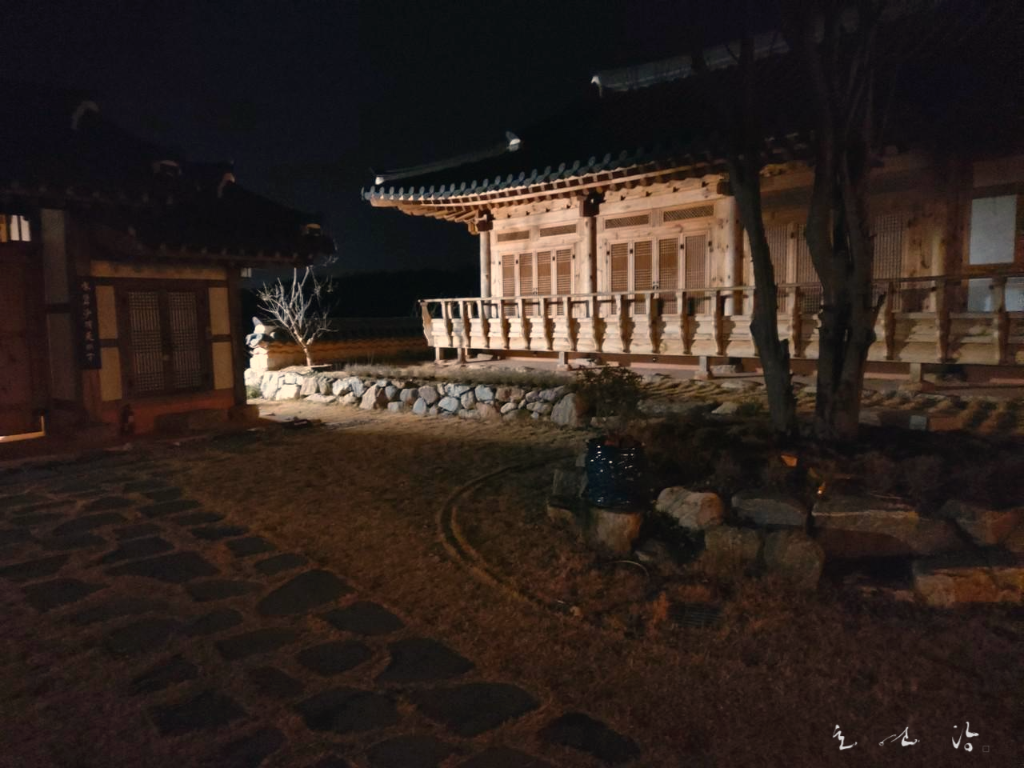 전통한옥집 초연당 앞마당 야경