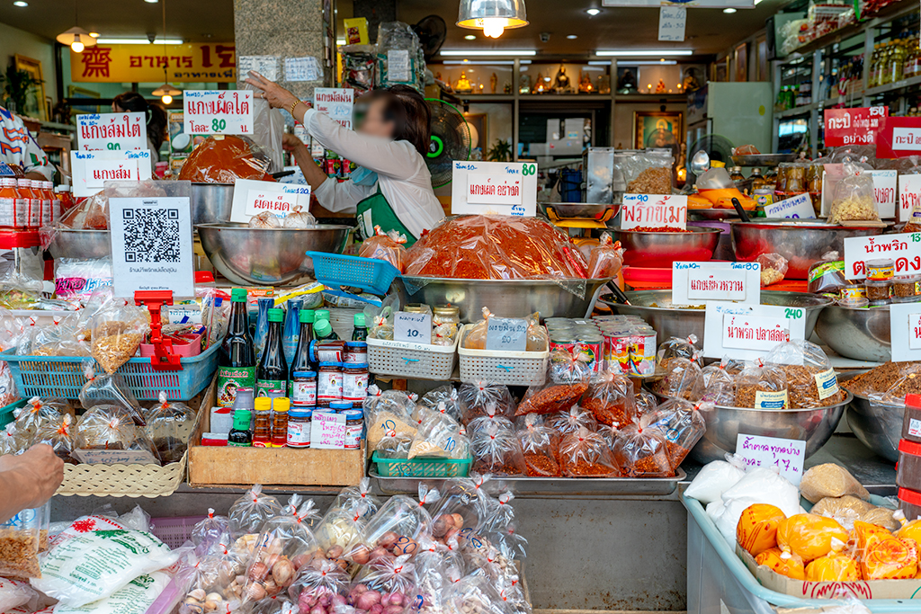 태국 방콕 후웨이쾅 시장(ตลาดห้วยขวาง Huai Khwang Market) 향신료 가게 쌓여있는 고춧가루