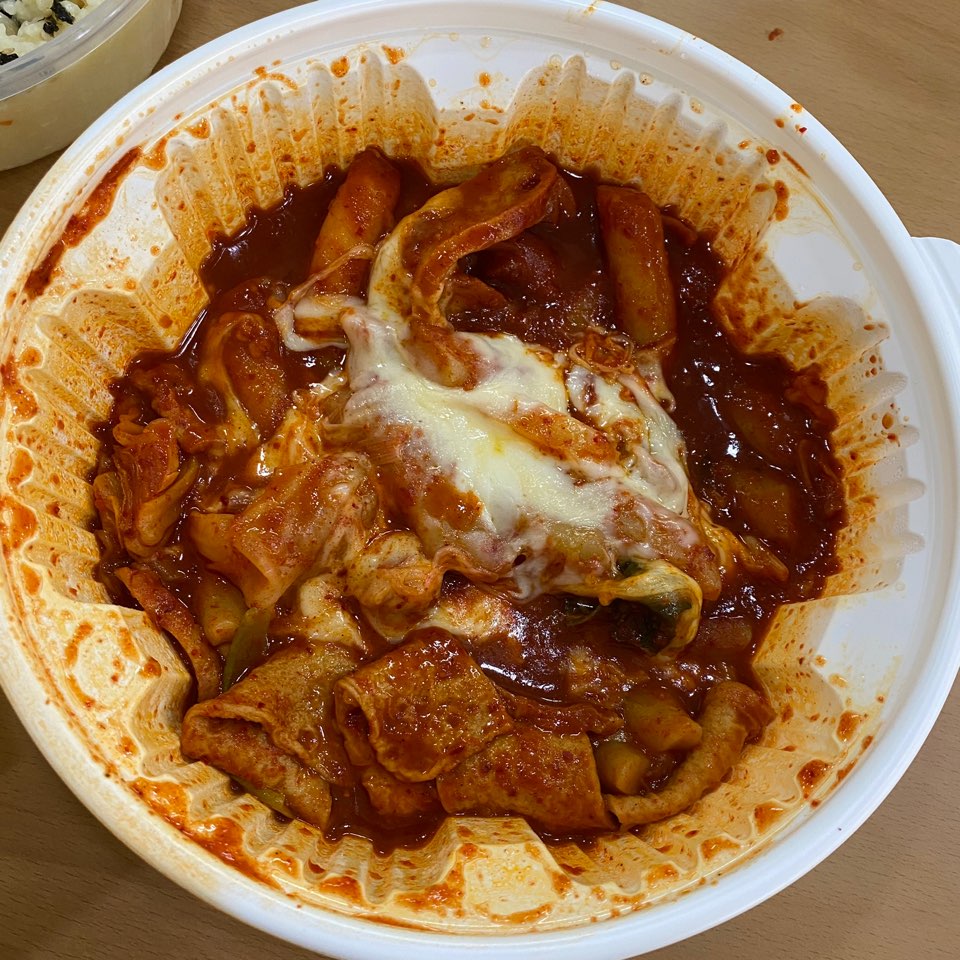  엽기떡볶이와 주먹밥 계란죽까지 맛있는 한 세트