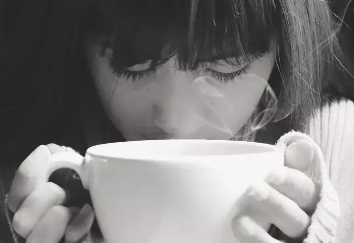 커피-마시는-소녀