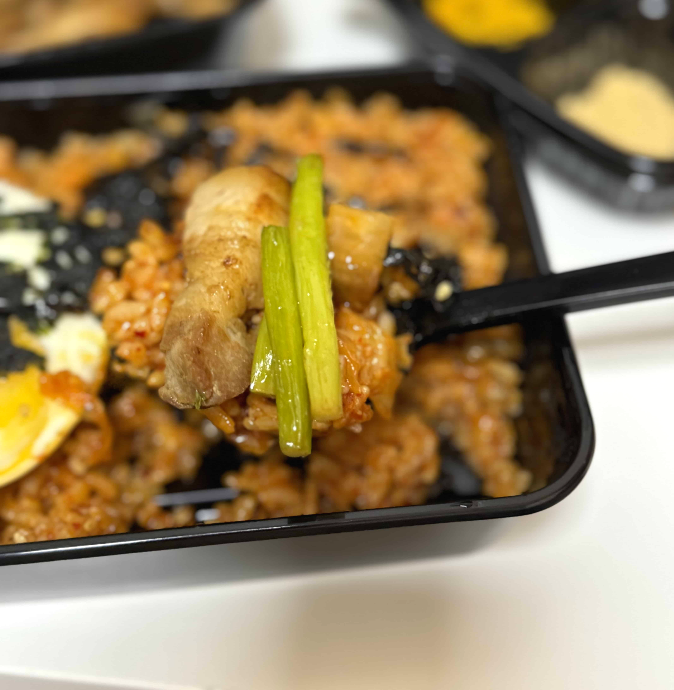 볶음밥과 삼겹살을 함께 먹는 사진