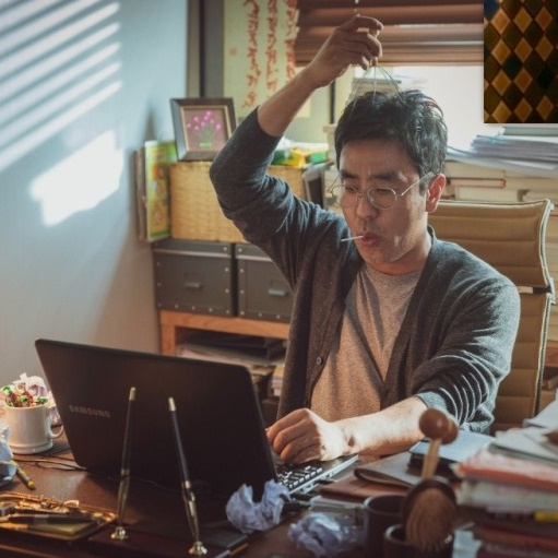 영화 장르만 로맨스 컴퓨터를 보며 머리를 긁는 김현