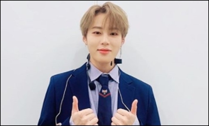 환한미소와-엄지를-치켜올린-모습으로-사진을-찍은-하성운의-모습