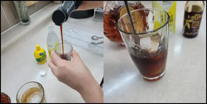 소주잔의 1/3정도 계량하여 컵에 넣는 사진입니다.
