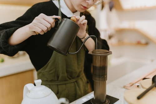 바리스타가 핸드드립을 하는 중이다.