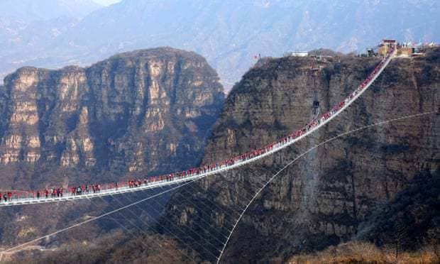 베트남&#44; 세계 최장 유리 다리 개통 VIDEO: World&#39;s longest glass bridge in Vietnam draws thousands upon opening