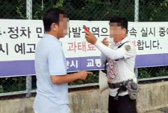  文 협박도 모자라 칼까지 든 시위자..폭발한 김정숙 여사, 직접 고소