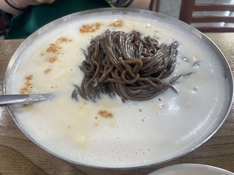 뽀얀-콩국물에-거뭇한-메밀면-갈색의-흑설탕까지