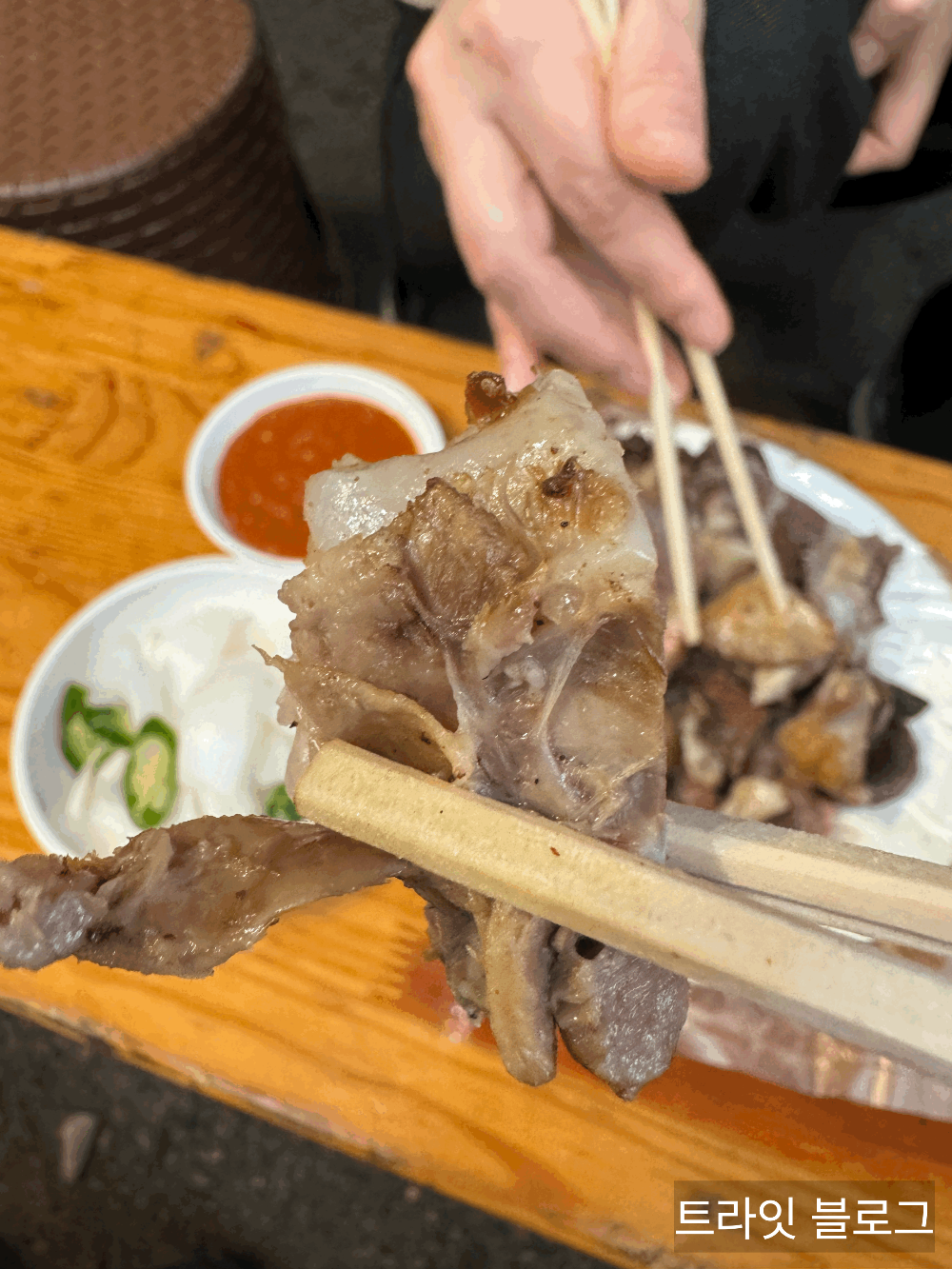 순대 부속을 젓가락으로 집어 사진에 클로지업하고 있다.
(순대 부속의 정확한 명칭은 모르겠다.)