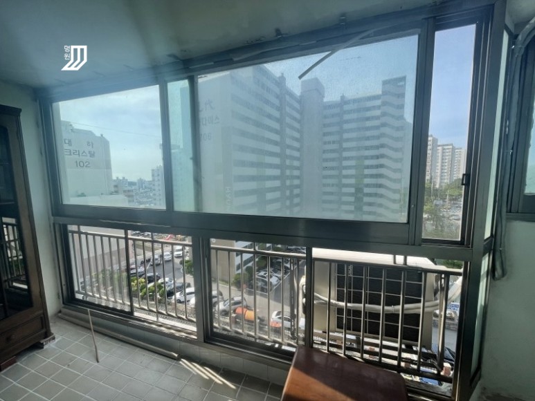 구축 아파트에서 흔히 볼 수 있는 알루미늄 단판 유리 샷시