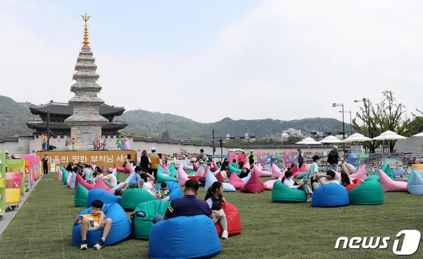 &#39;코로나19 종식 선언&#39; 후 처음 맞는 주말인 14일 서울 광화문광장을 찾은 시민들이 독서를 하며 즐거운 시간을 보내고 있다.