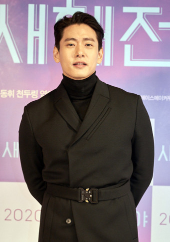 전쟁 중 유태오는 과거 결혼해 니키리와 아이를 낳았다. 47