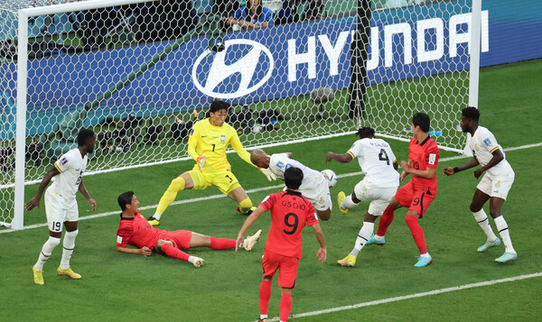 2022-카타르월드컵에서-한국-골문으로-슈팅을-
때리는-가나-선수