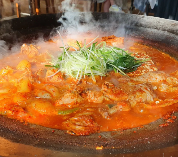 올림픽밸리 솥뚜껑닭볶음탕 대표메뉴