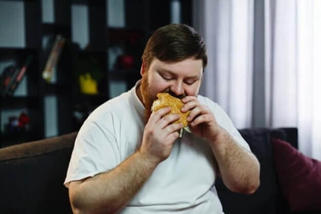 햄버거-먹는-뚱뚱한-남자