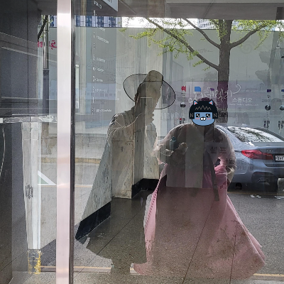  어서와 한국은 처음이지? 친구가 그에게 과자를 줬다.