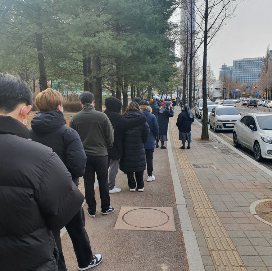 보건소에서-신속항원검사를-받으려고-기다리는-사람들