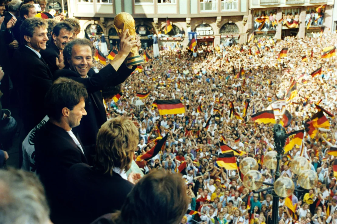 베켄바우어는 1990년에 월드컵 트로피와 함께 축하한다.