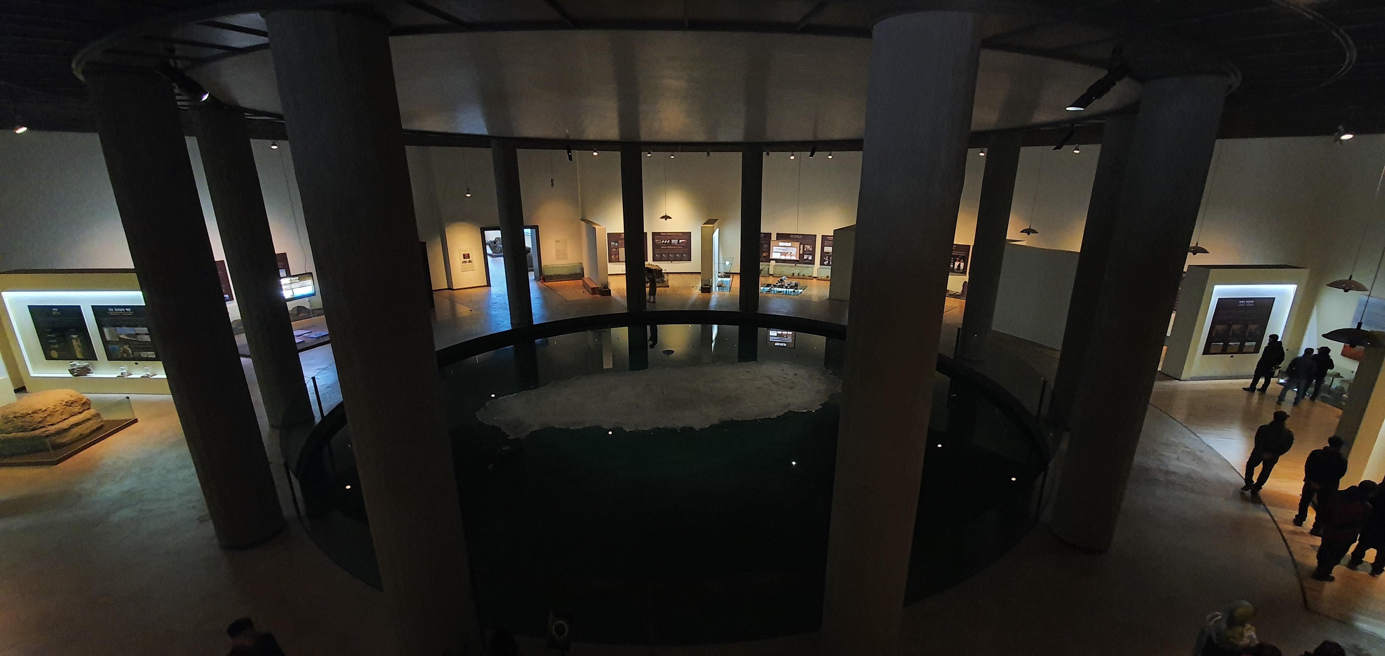 박물관 내&#44; 제주를 형상화한 중앙 연못의 모습