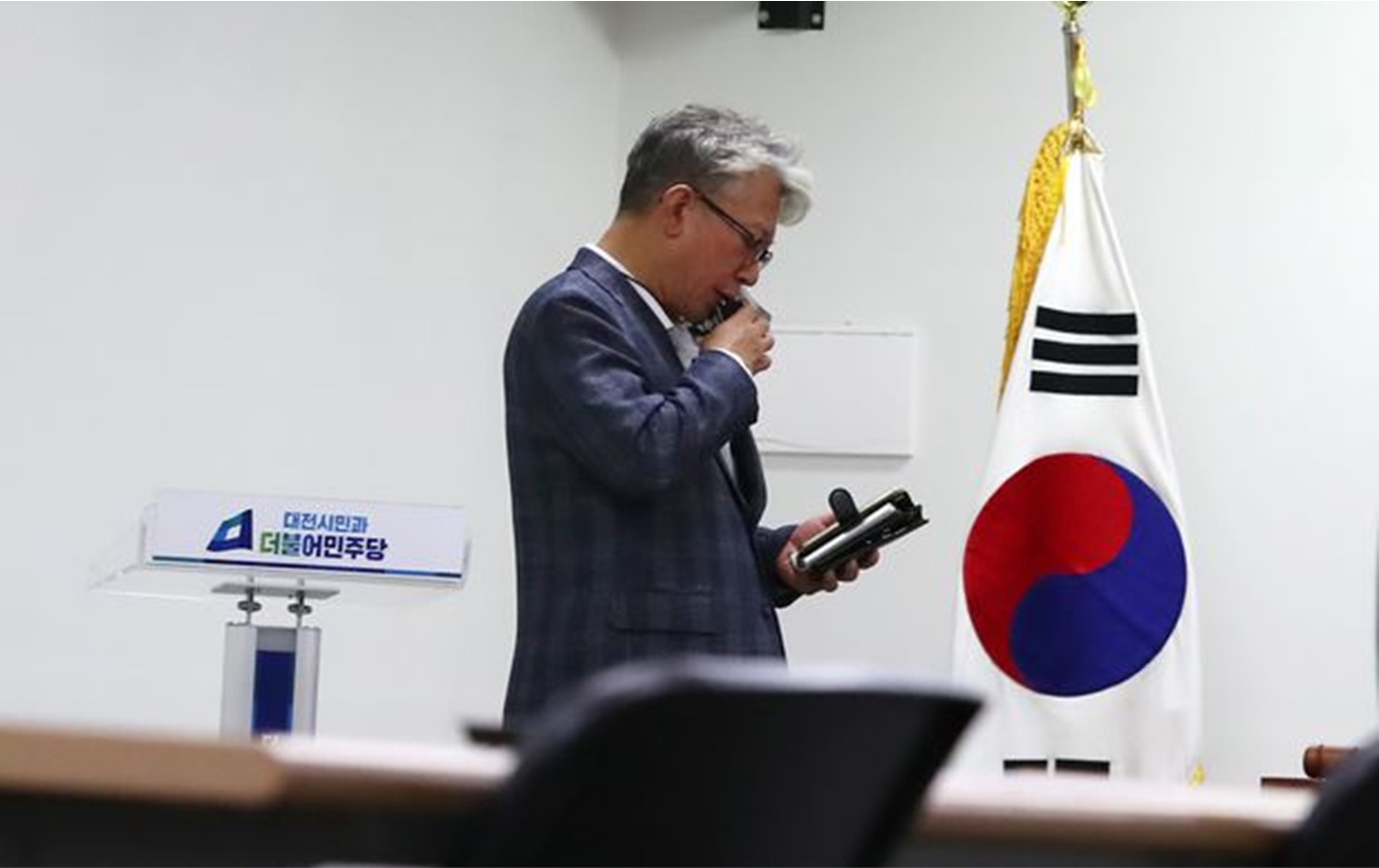  조응천 민주당 의원 전자담배 실내흡연 적발
