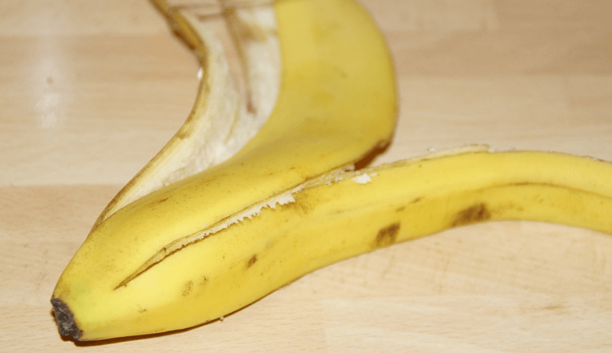 바나나 껍질 활용법으로 바나나 껍질이 떨어져 있다