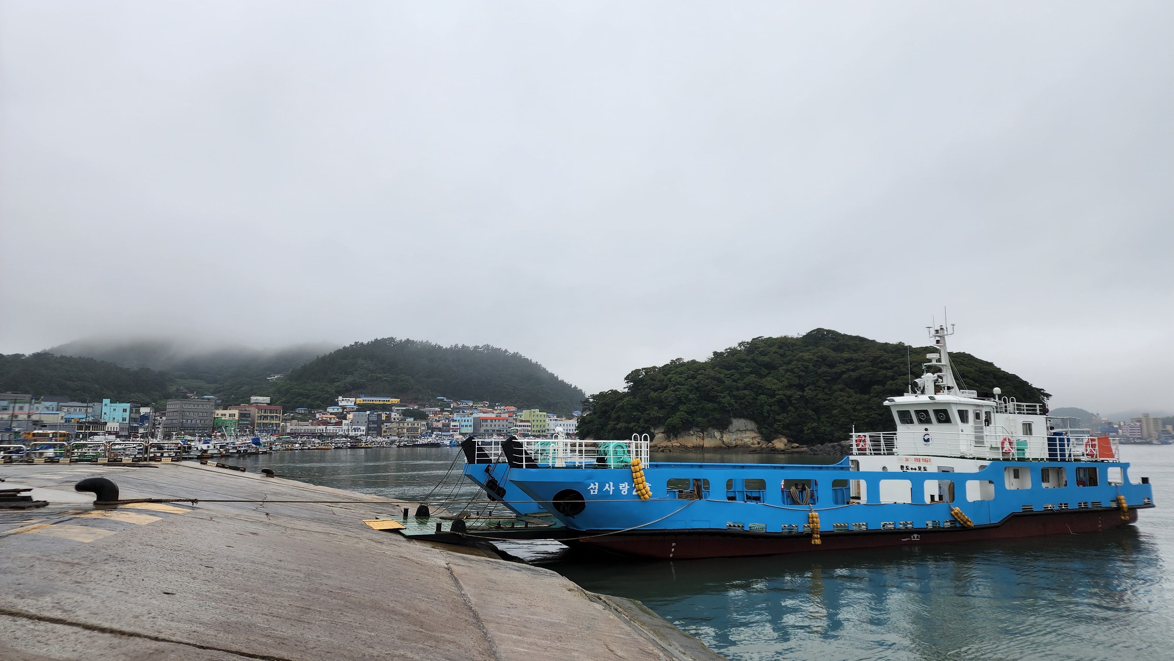  완도 항구 비내리는 풍경