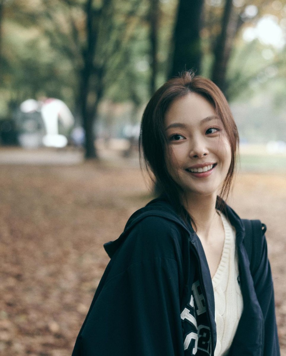  독보적인 매력캐의 탄생을 예고한다. 배우 최희진이 디즈니+의 ‘로얄로더’에서 재벌집 막내딸