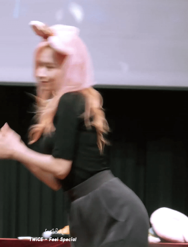 [연예] [움짤]         화려하게 흔들리는 검은티 사나 . GIF -  와이드섬