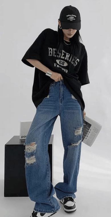 여자 스트릿룩 코디 - 오버핏 프린팅 검정 반팔티&#44; 찢어진 진청바지&#44; 나이키 조던 신발