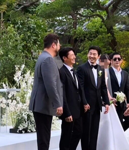  윤계상 차혜영 뒤늦은 결혼식서 함박 미소 미모의 신부도 공개 9일 god 김태우의 아내 김애리는 자신의 SNS에 이날 서울 신라호텔 영빈관에서 열린 윤계상의 결혼식 사진 여러 장을 올려