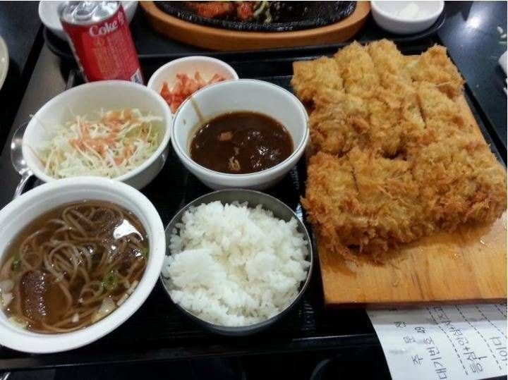  10, 20대 기준 혼자 쌉 가능이란 돈까스 정식.jpg