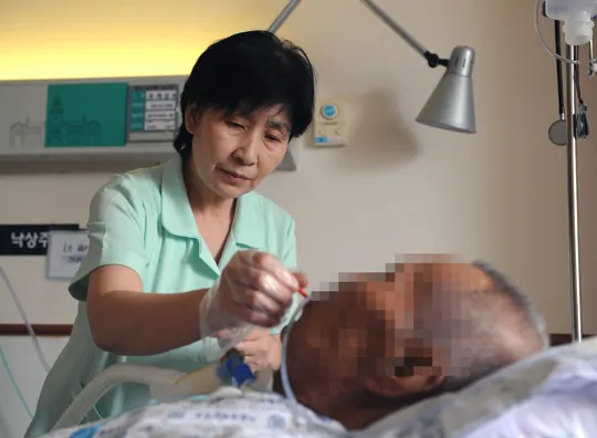 "혹시 이병원에 젊은 여자 의사 '김지영'이라고 있습니까?"병원에서 파견나왔다며 매일 집에 찾아 오던 젊은 여의사의 정체를 알고 경악하고 말았습니다.