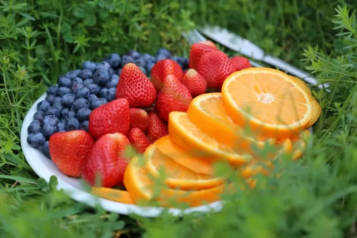 항산화제가-풍부한-블루베리-딸기-오렌지가-접시에-풍성하게-담긴-모습